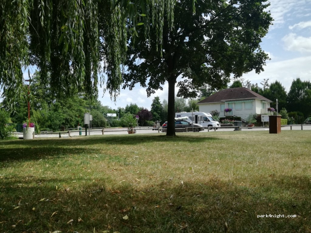 (03500) Saint-Pourçain-sur-Sioule - 18 Quai de la Ronde — foto 2