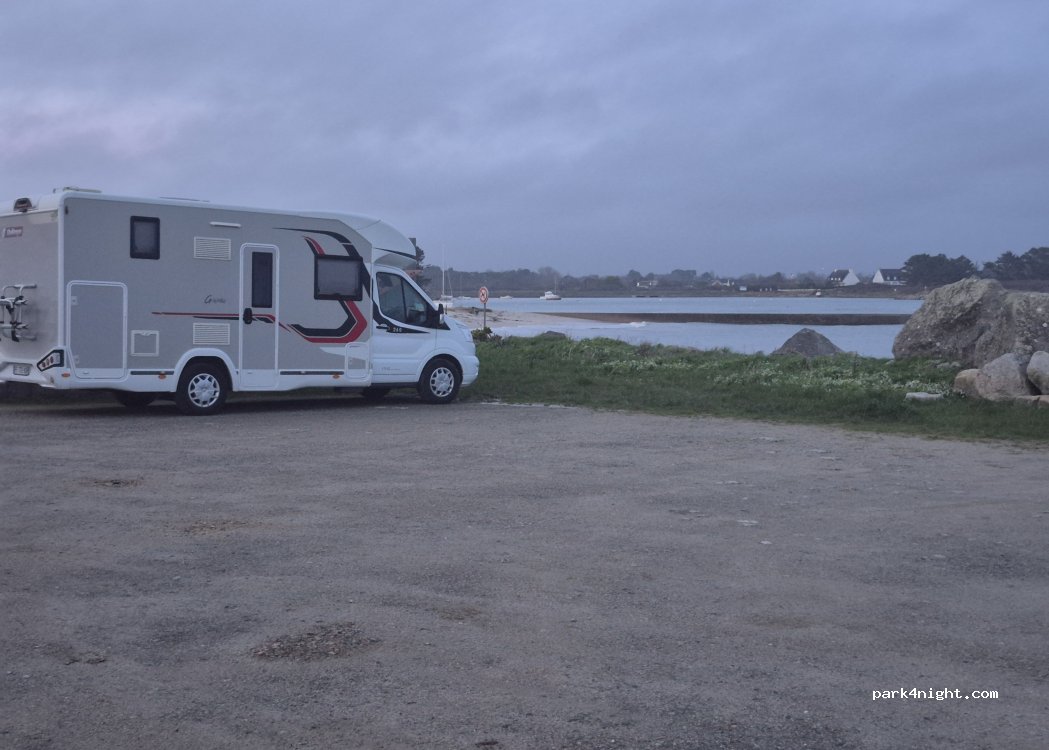 (29740) Plobannalec-Lesconil - 5 Terre Plein du Port — foto 3