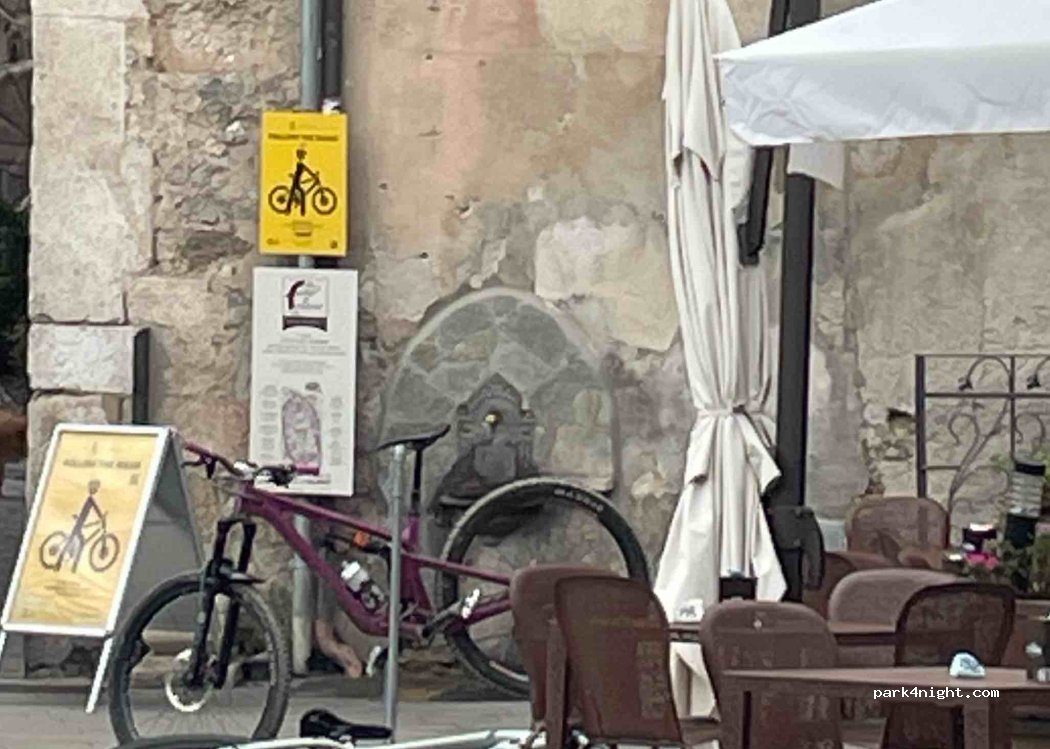 (17024) Finale Ligure - 2 Piazza di Porta Testa — foto