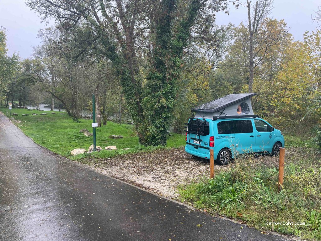 (16330) Montignac-Charente - 13 Rue du Docteur Vivier — foto 2