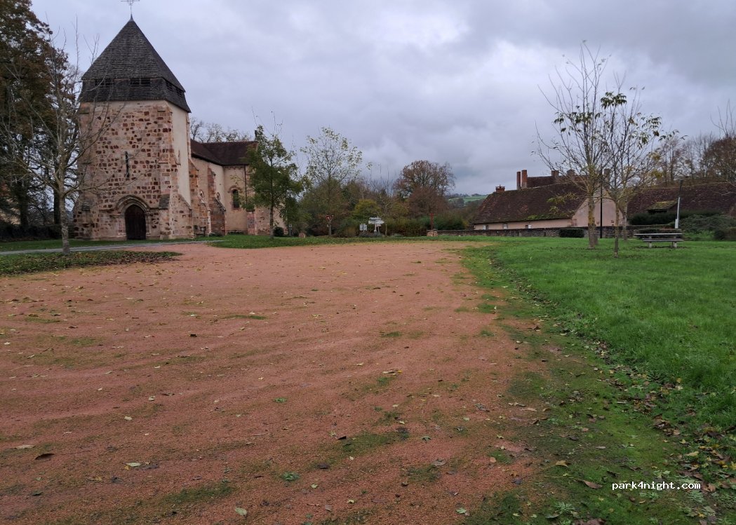 (03190) Nassigny - 4 Place de l'Église — foto 3