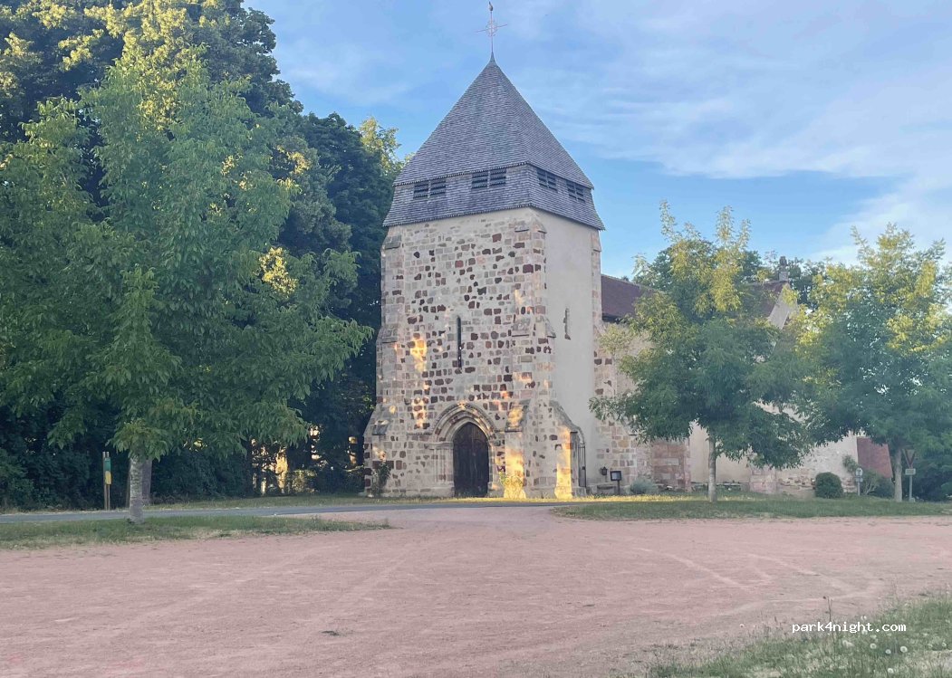 (03190) Nassigny - 4 Place de l'Église — foto 4
