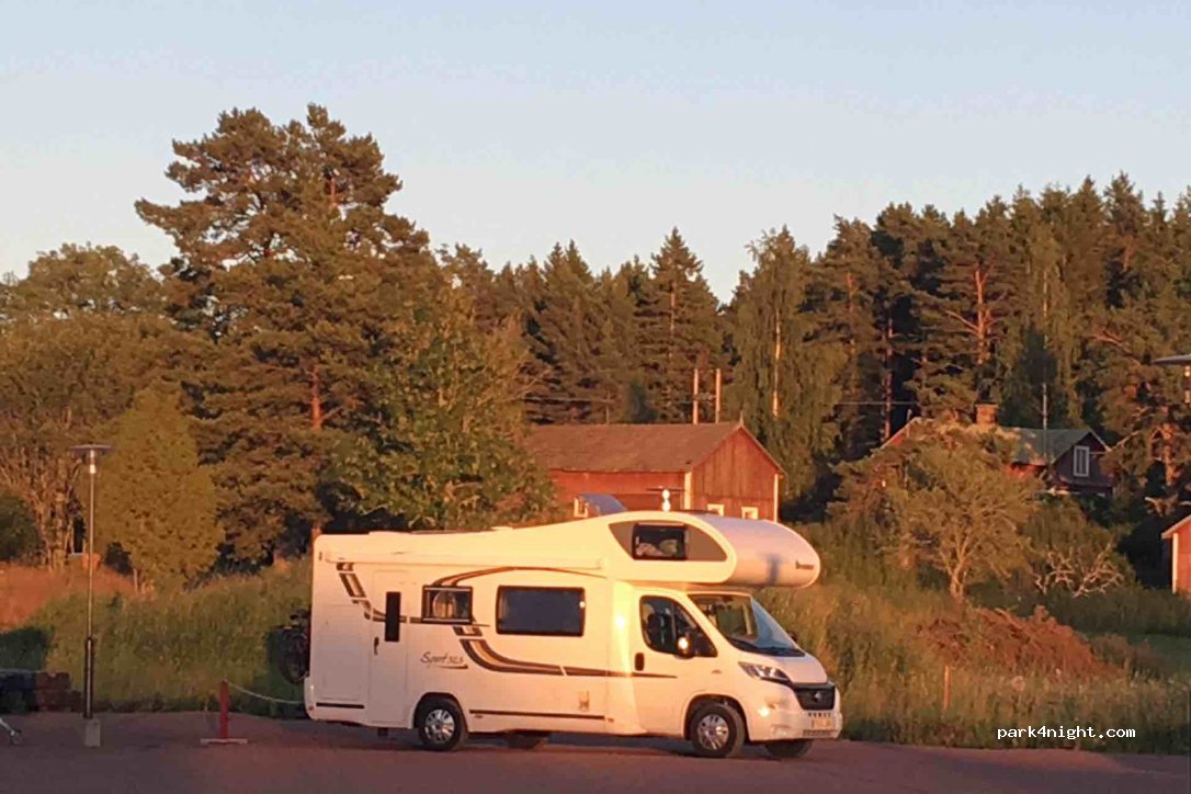 Smakbyn Restaurant Parking Lot — foto