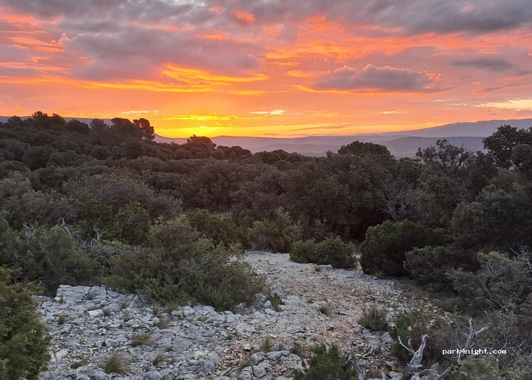 (84490) Saint-Saturnin-lès-Apt - — foto
