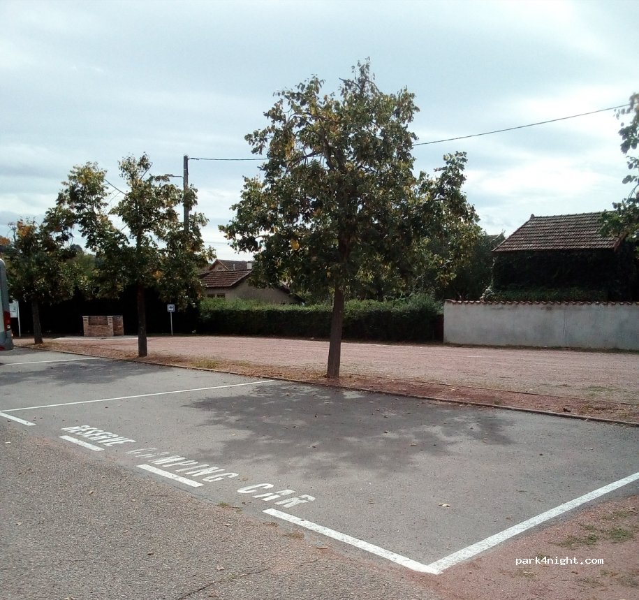 (42190) Charlieu - Place d'Eningen — foto 4