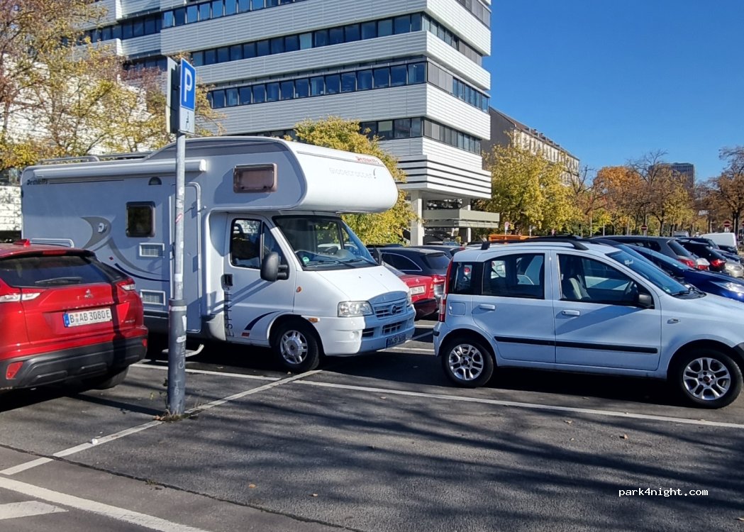 (10587) Berlin - 124 Straße des 17. Juni — foto