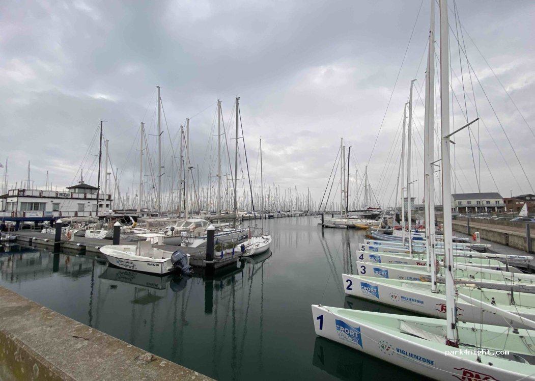 (48122) Marina di Ravenna - 332 Piazza Piloti del Porto — foto