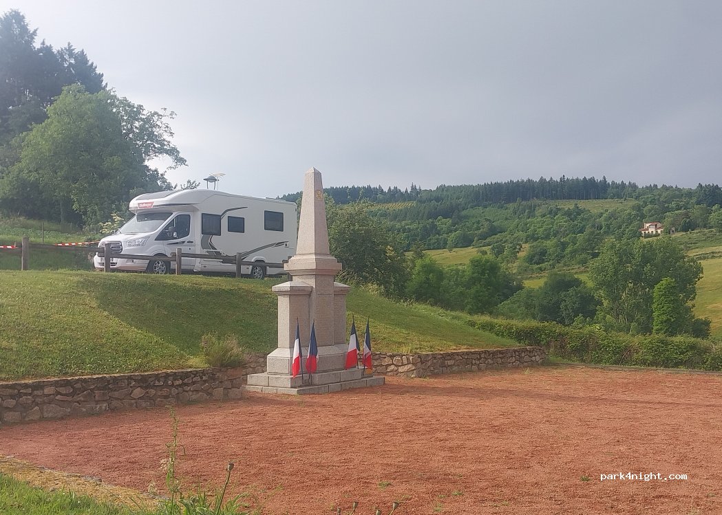 (42310) Saint-Bonnet-des-Quarts - Le Bourg — foto 2