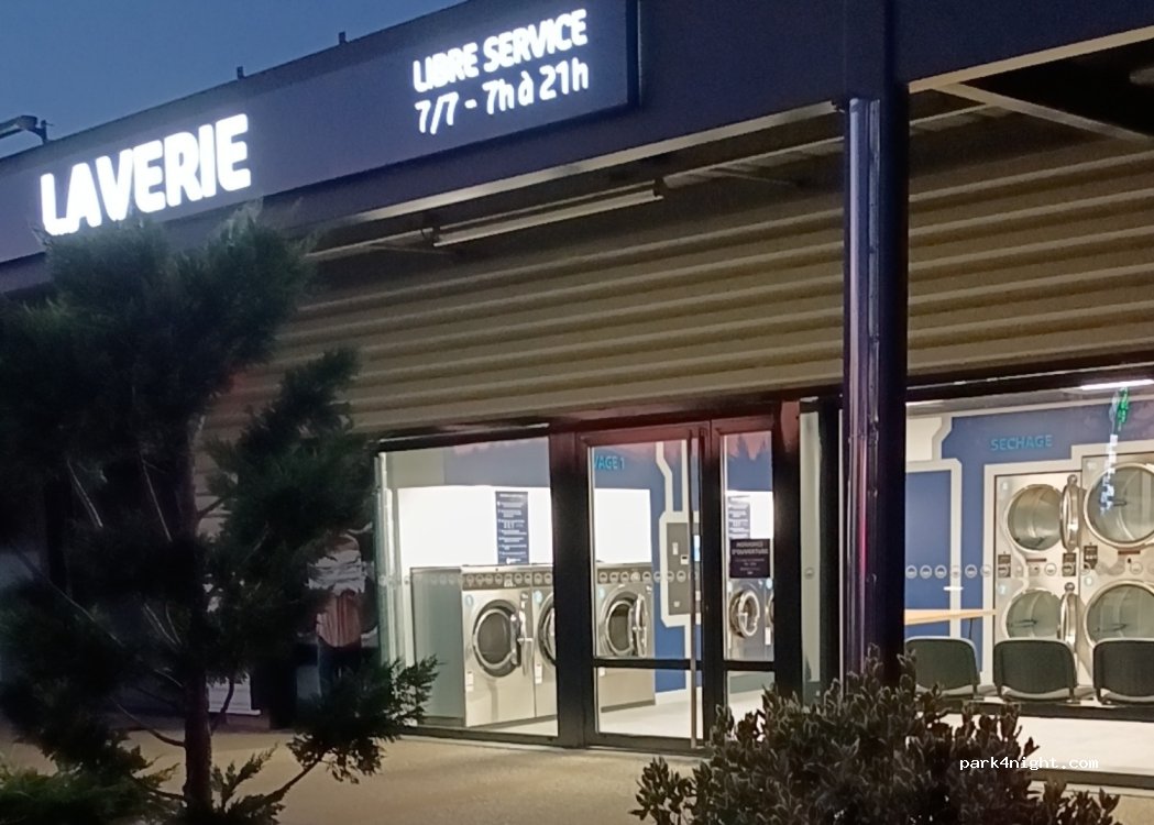(33710) Bourg - 1 La Croix Blanche — foto
