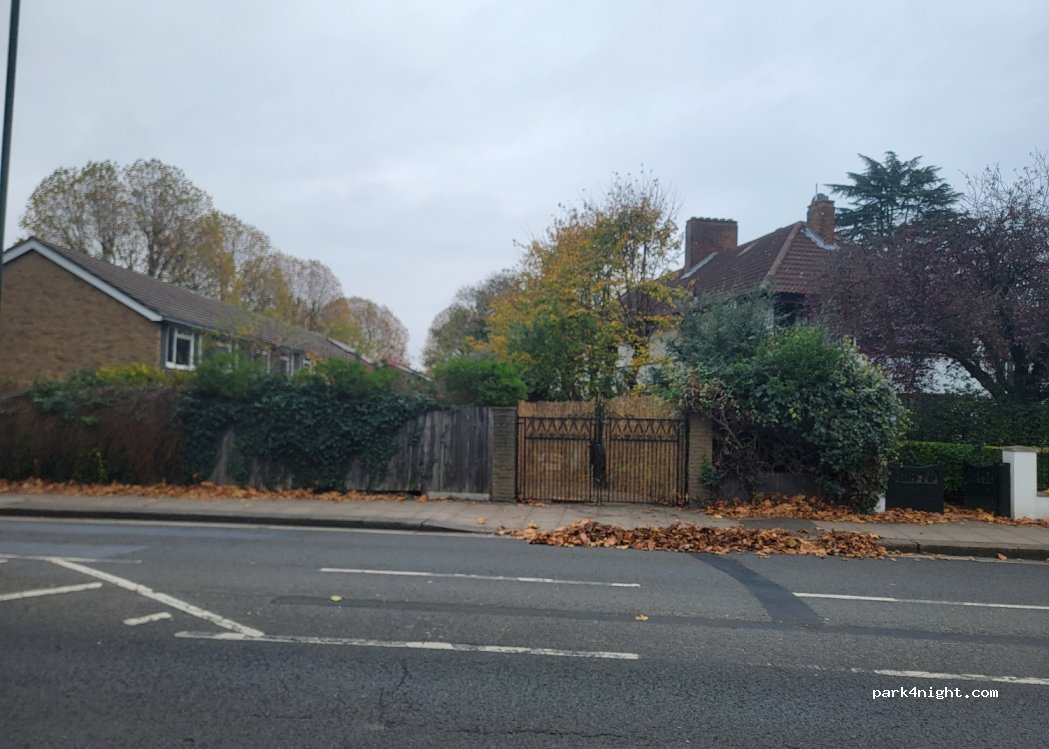 (TW1 1BX) Twickenham - 2 Cole Road — foto