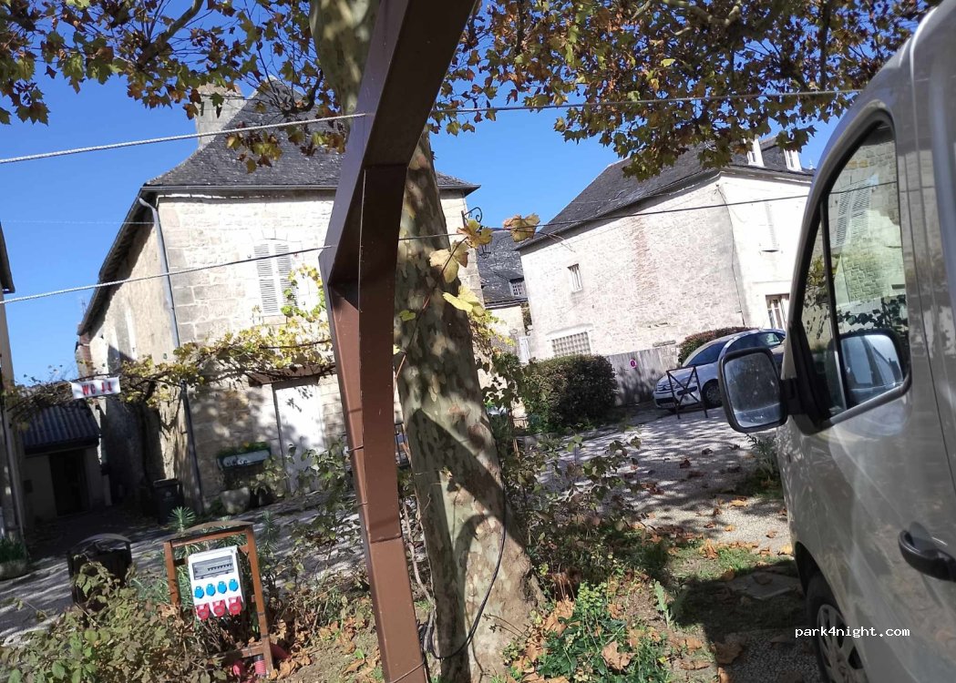 (19310) Saint-Robert - 111 Place de la Prevote — foto