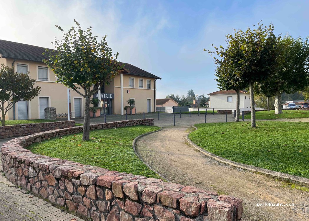 (42155) Saint-Léger-sur-Roanne - 2 Place de la Mairie — foto