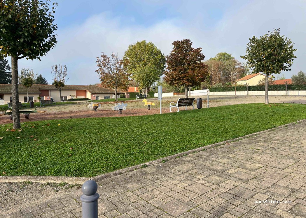 (42155) Saint-Léger-sur-Roanne - 2 Place de la Mairie — foto 2