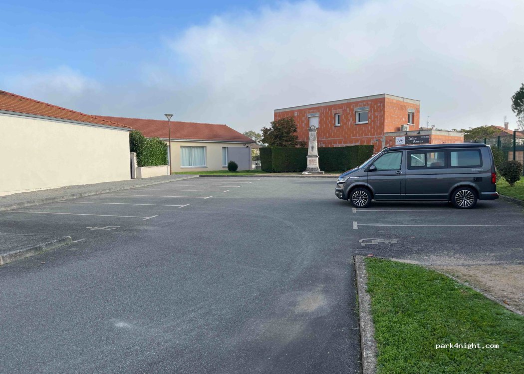 (42155) Saint-Léger-sur-Roanne - 2 Place de la Mairie — foto 3