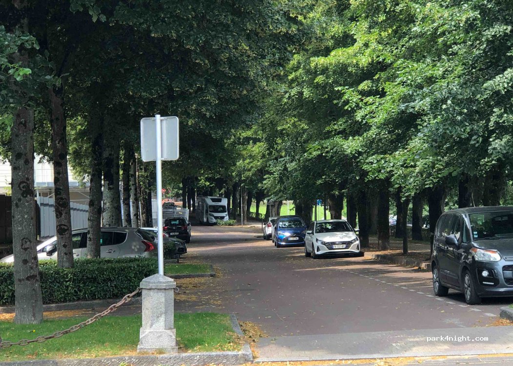(50200) Coutances - Place Duhamel — foto 4