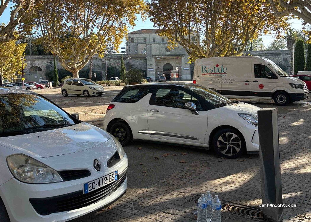 (13150) Tarascon - 6 Place Colonel Berrurier — foto
