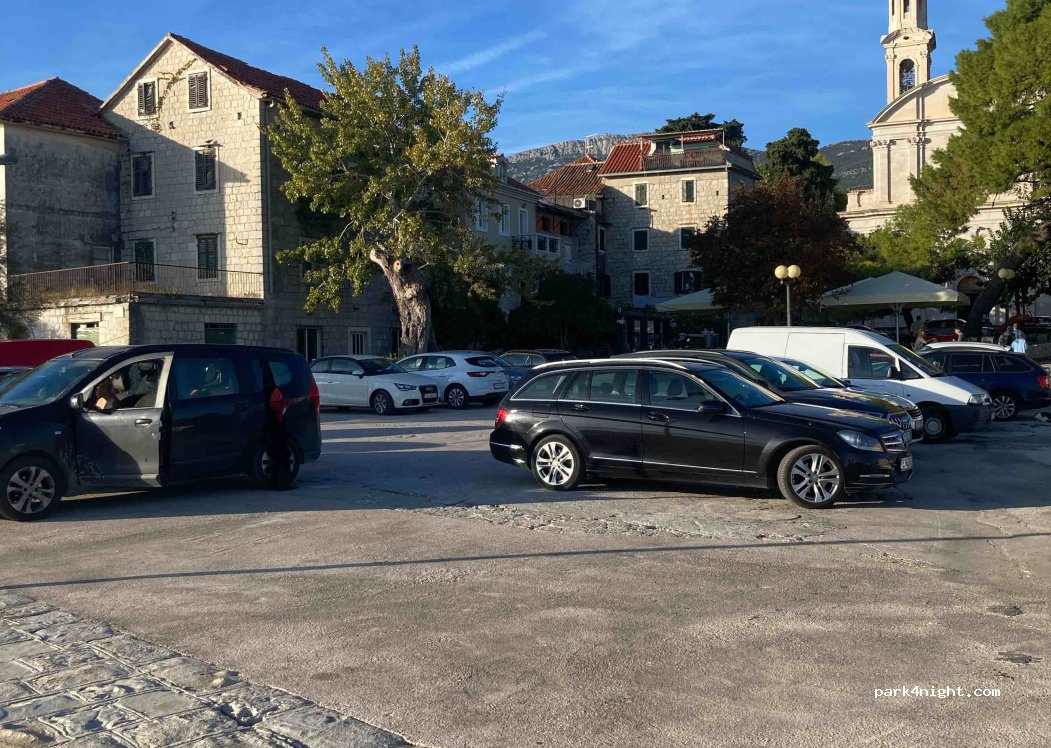 (21214) Kaštel Lukšić - 9 Šetalište Miljenka i Dobrile — foto
