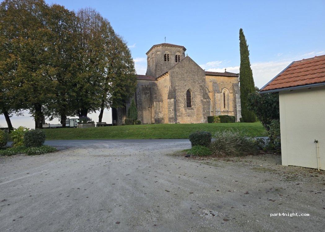 (17520) Saint-Eugène - 52 Route Gaspart de Madronnet — foto