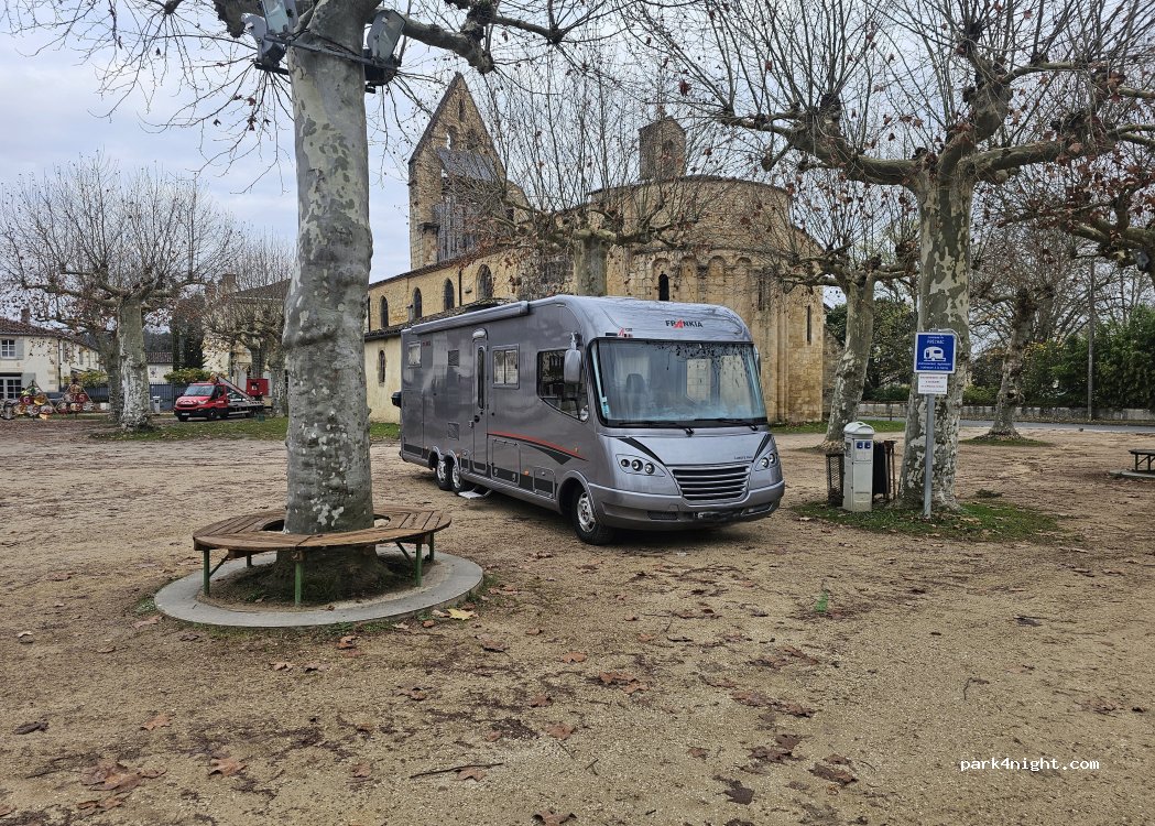 (33730) Préchac - 7-17 Place du Premier Août — foto