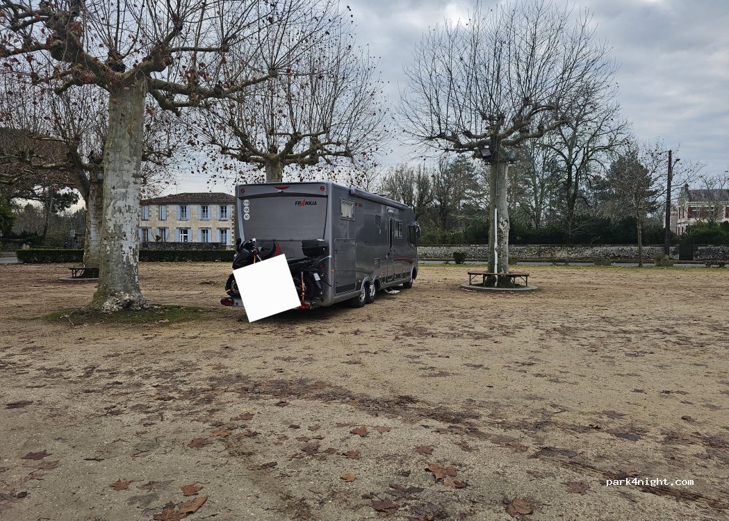 (33730) Préchac - 7-17 Place du Premier Août — foto 2