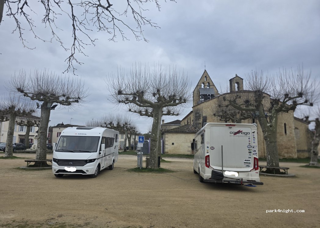 (33730) Préchac - 7-17 Place du Premier Août — foto 5