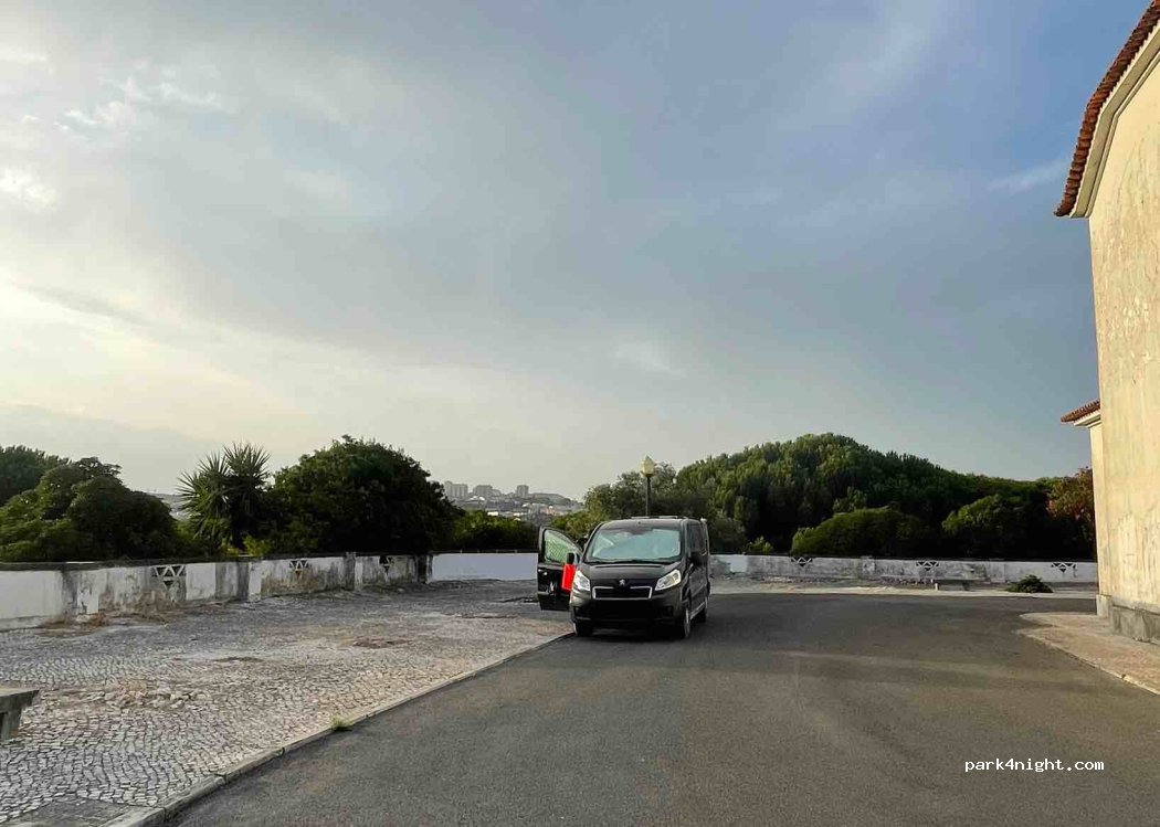 (1400) Lisboa - R. da Igreja — foto