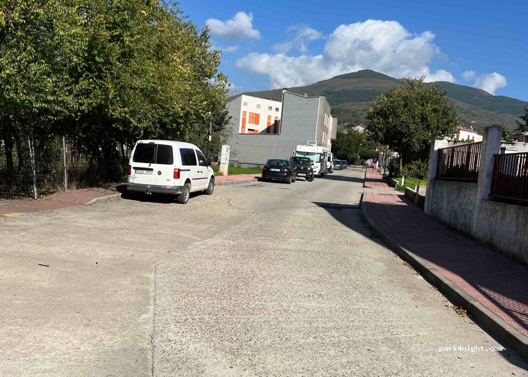 (05480) Candeleda - 39 Avenida Aviación Española — foto
