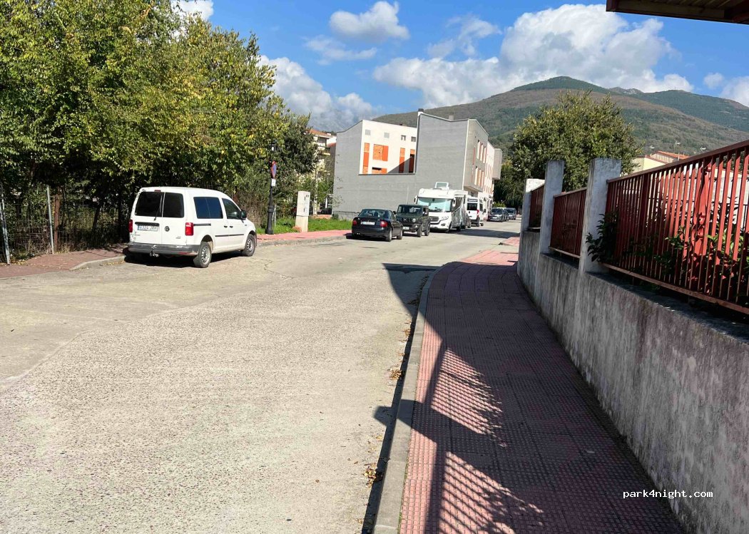 (05480) Candeleda - 39 Avenida Aviación Española — foto 2