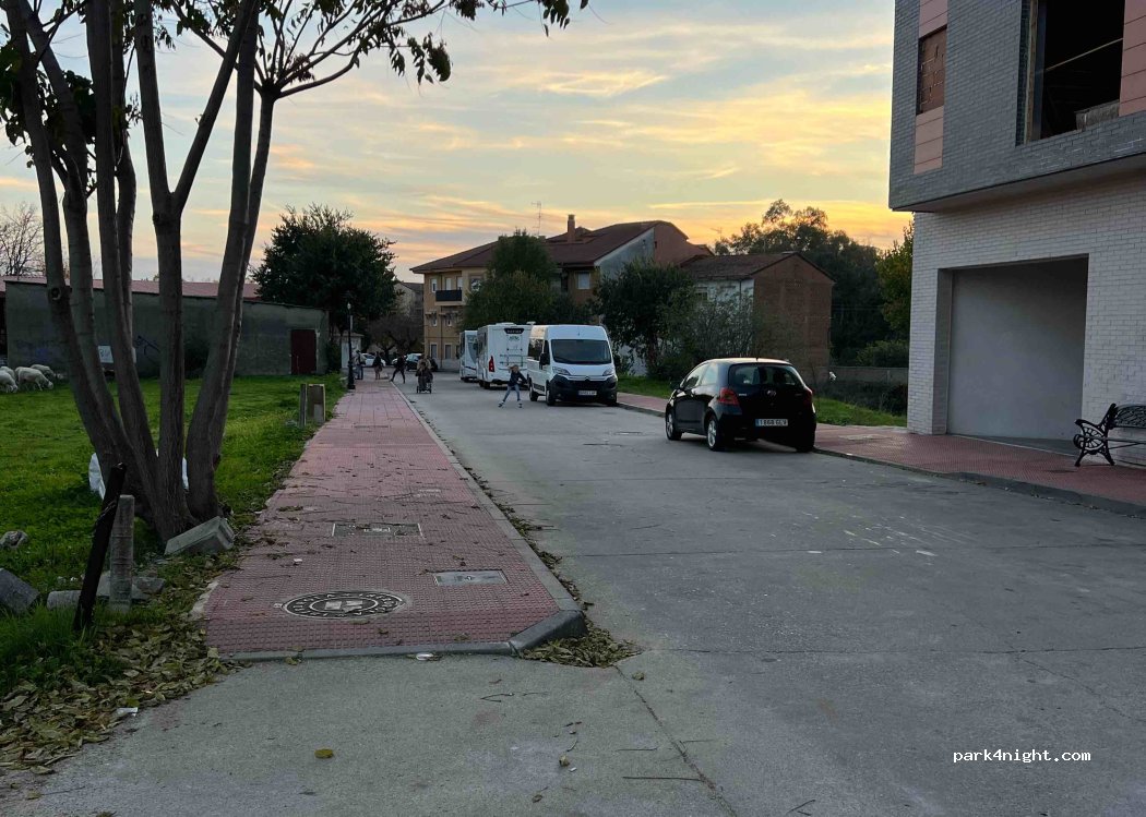 (05480) Candeleda - 39 Avenida Aviación Española — foto 4