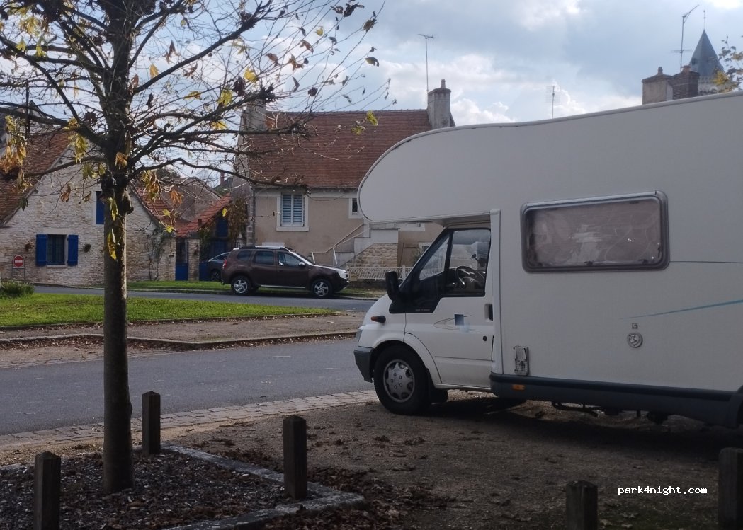 (18200) Meillant - 1 Place du Pavé — foto
