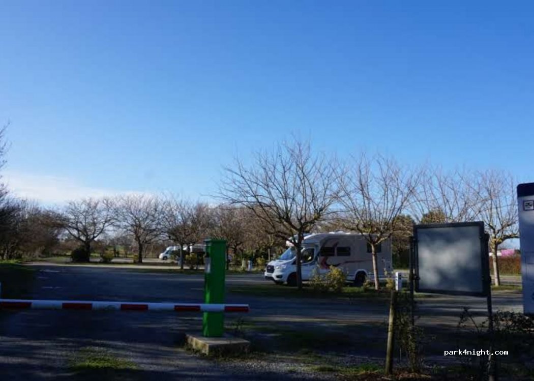 (17730) Port-des-Barques - 1-45 Avenue des Sports — foto