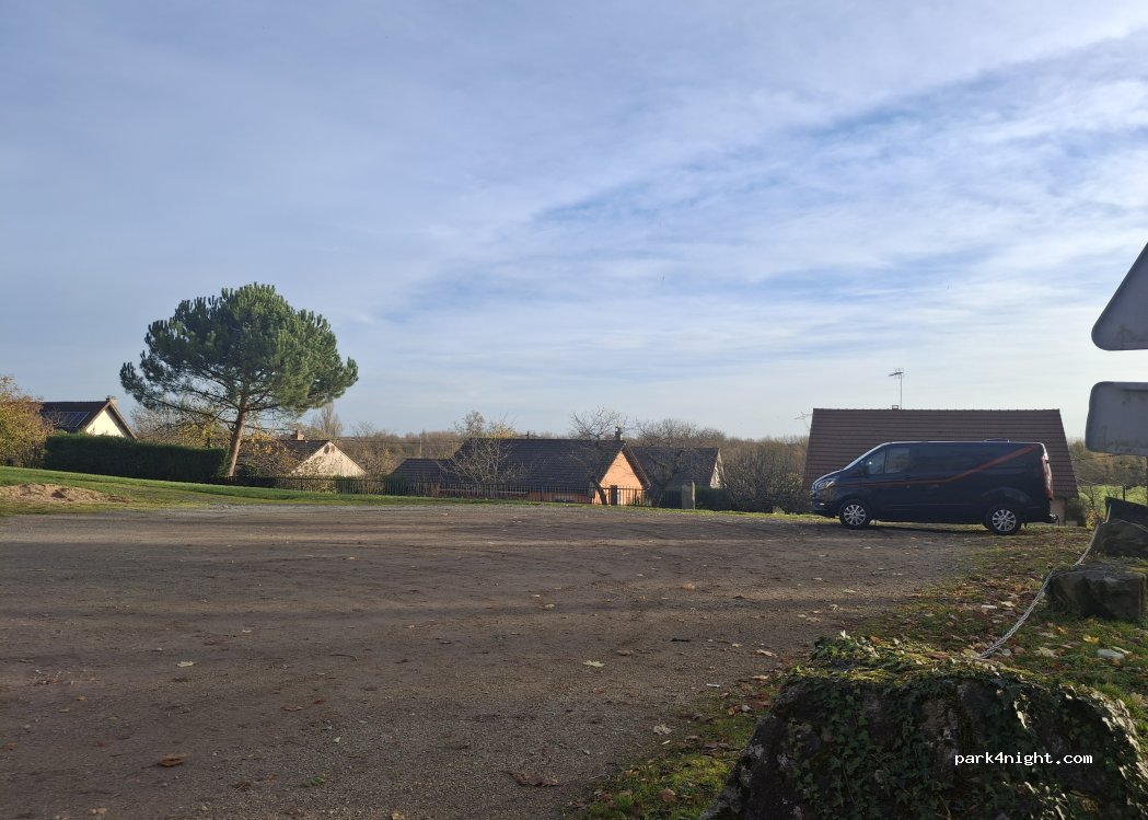 (03000) Bressolles - 5 Place de l'Église — foto 4