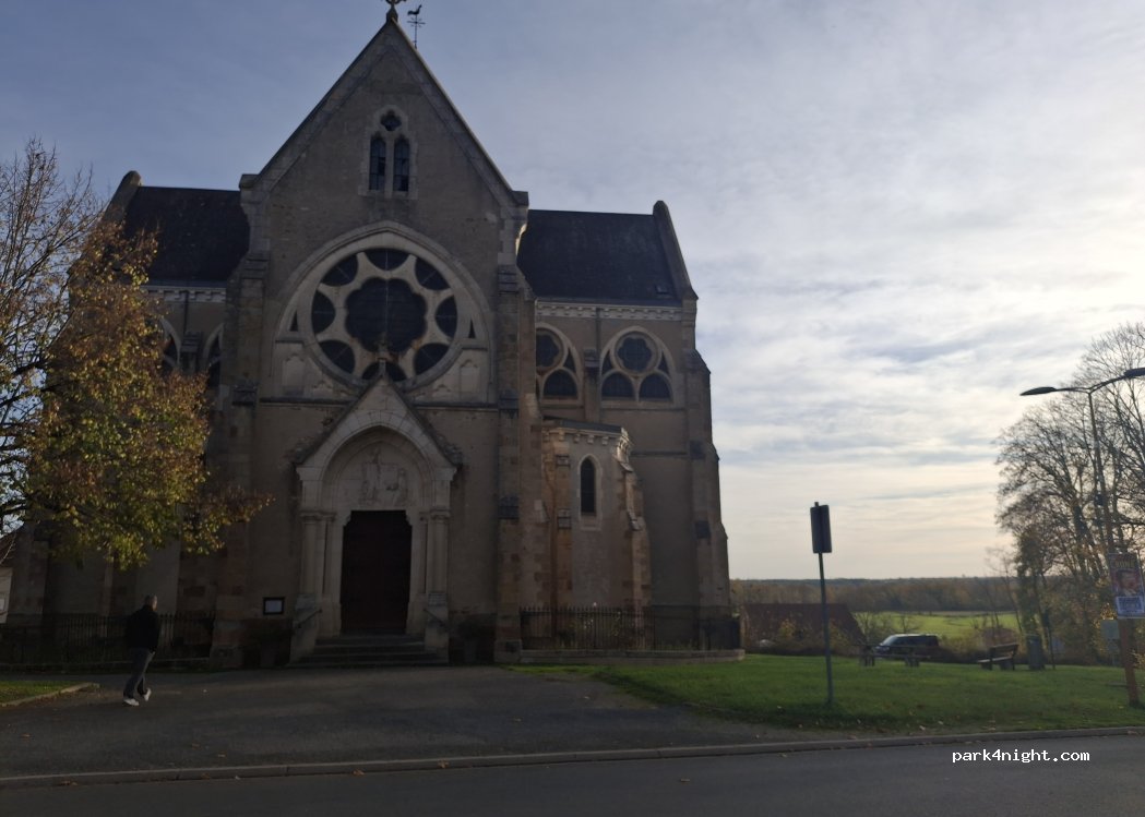 (03000) Bressolles - 5 Place de l'Église — foto 5