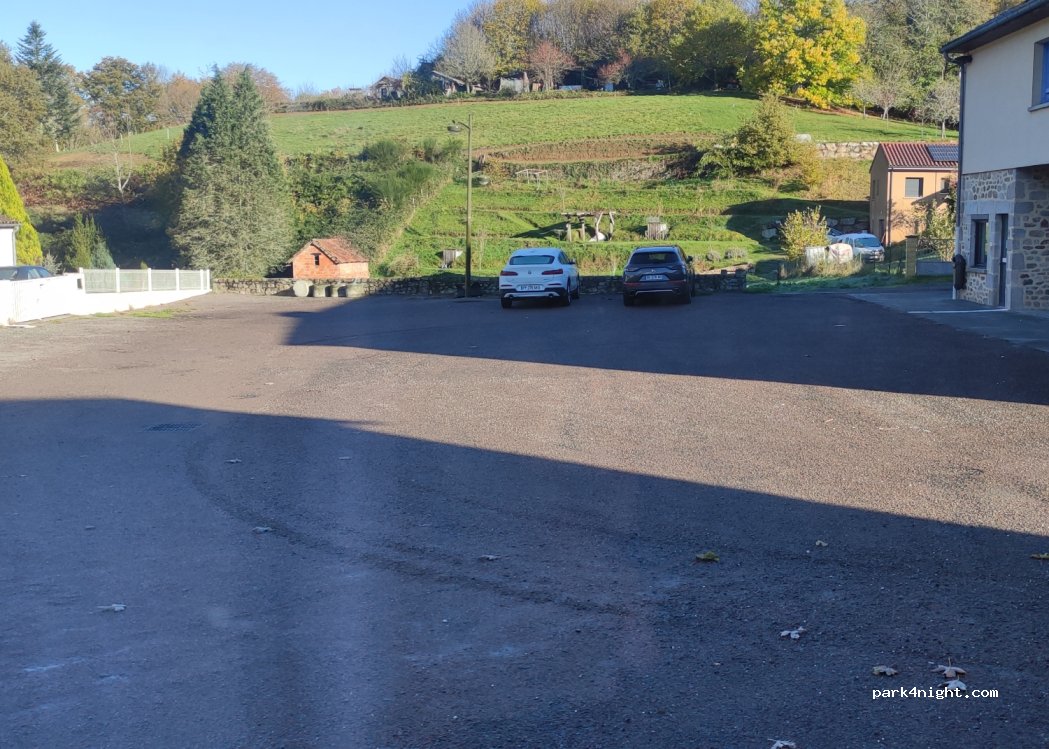 (15600) Boisset - 7 Place Angèle Fel — foto