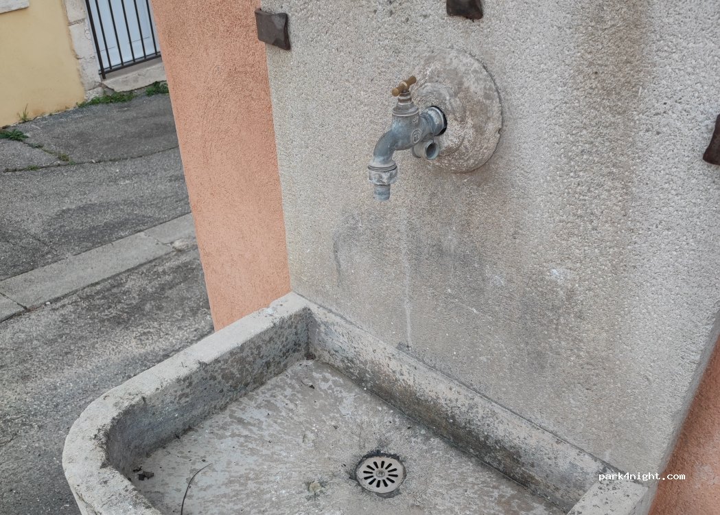(84220) Roussillon - 9 Rue du Lavoir — foto