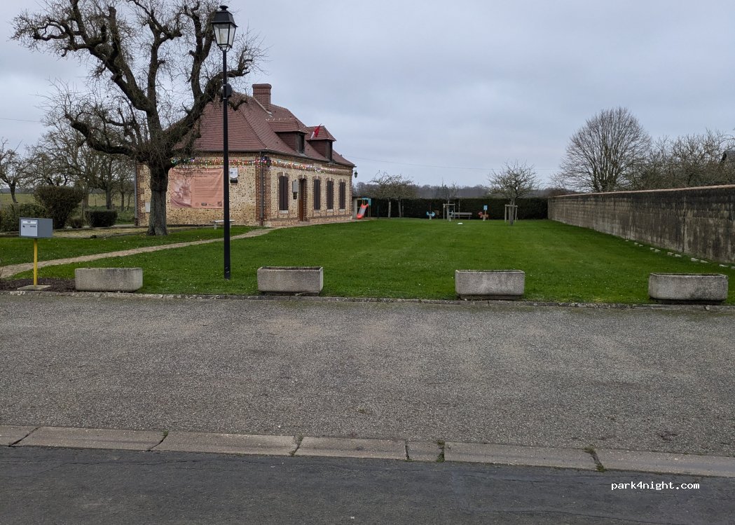 (27930) Le Mesnil-Fuguet - 9 Rue de la Mairie — foto 2
