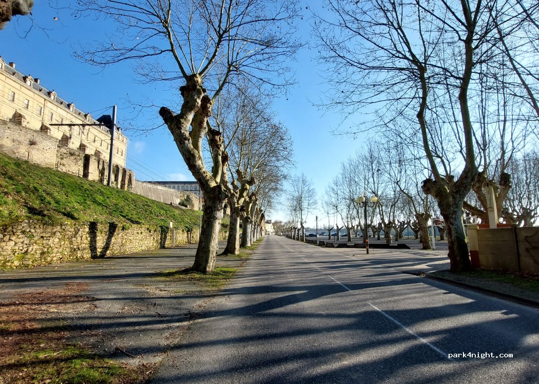 (33190) La Réole - 1 Esplanade du General de Gaulle — foto