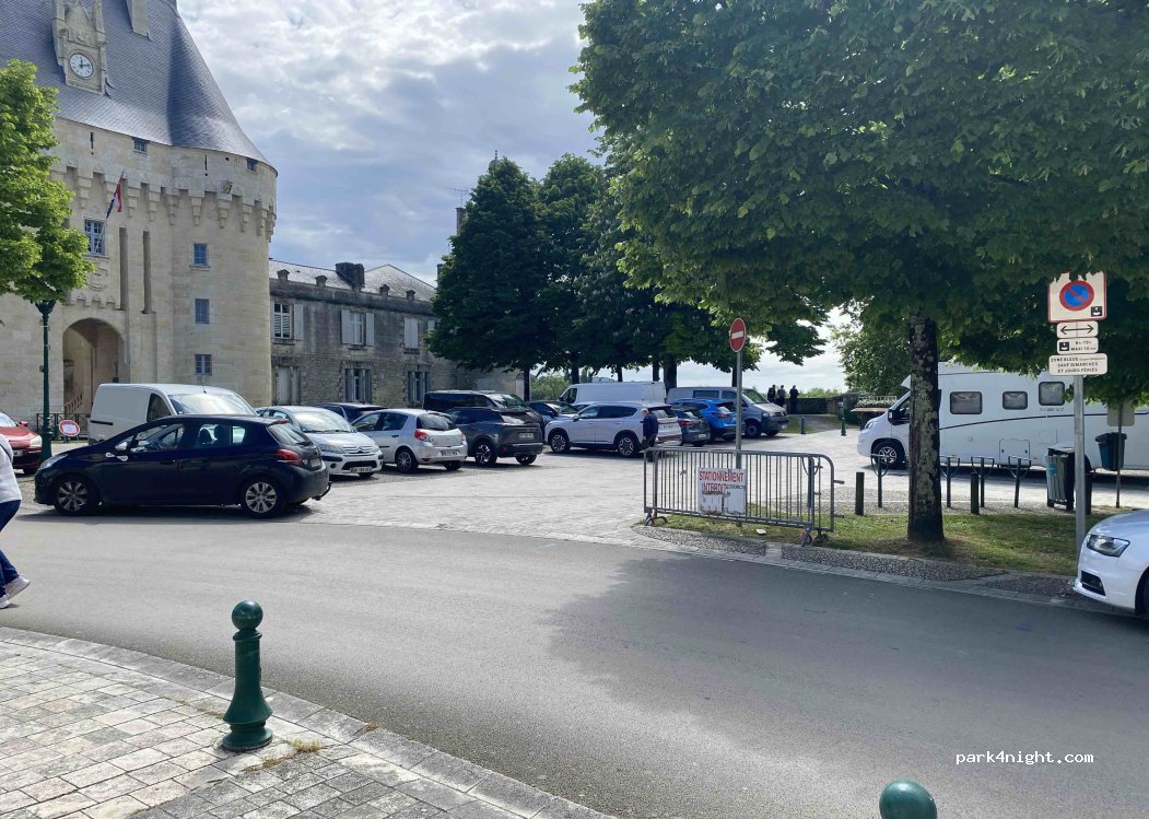 (17500) Jonzac - 24 Place du Château — foto