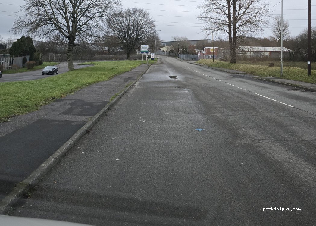 (SA5 4EP) Fforest-fach - 2 Bruce Road — foto