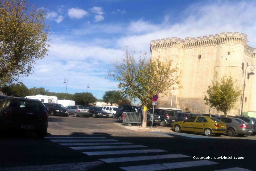 (13150) Tarascon - 3 Avenue de la République — foto