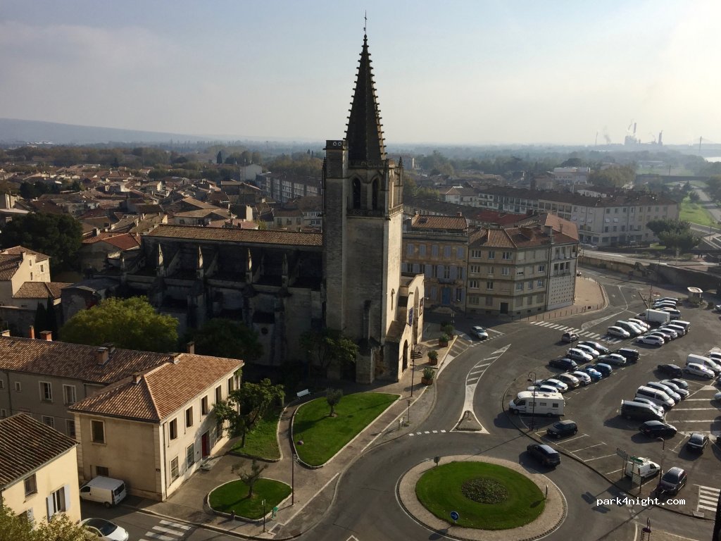 (13150) Tarascon - 3 Avenue de la République — foto 2