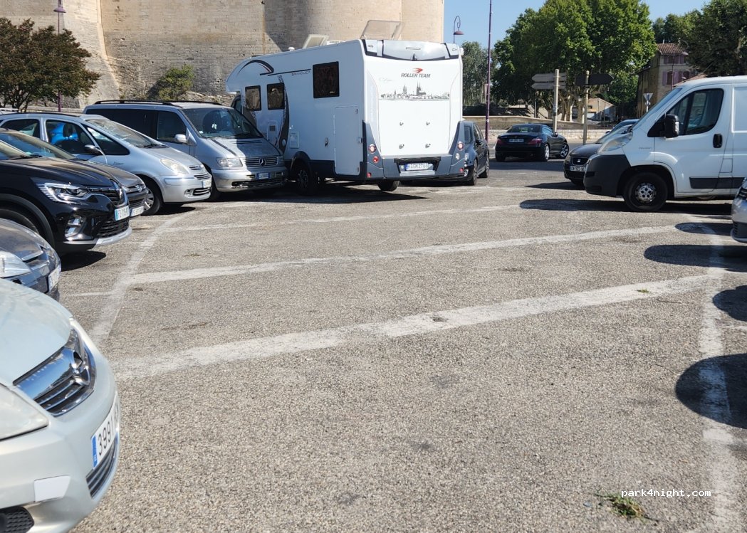 (13150) Tarascon - 3 Avenue de la République — foto 3