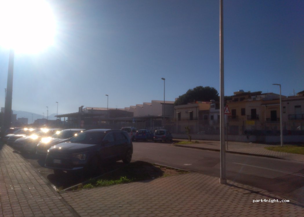 (90146) Palermo - 18 Via della Ferrovia a San Lorenzo — foto