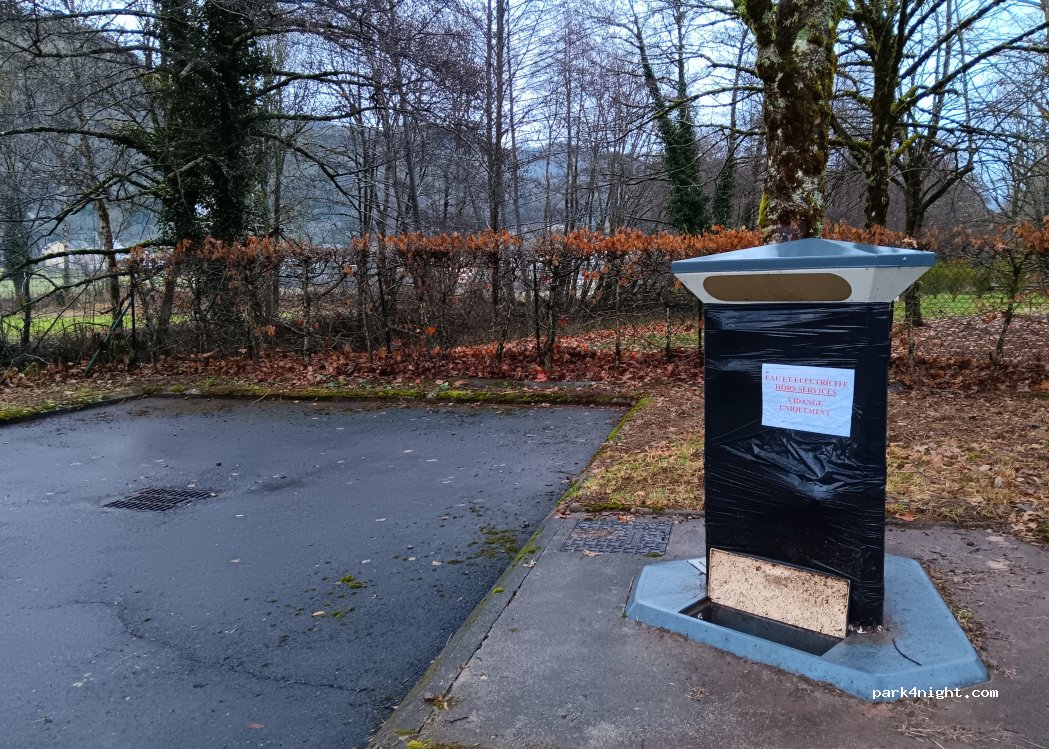 (15800) Vic-sur-Cère - Avenue des Tilleuls — foto 2