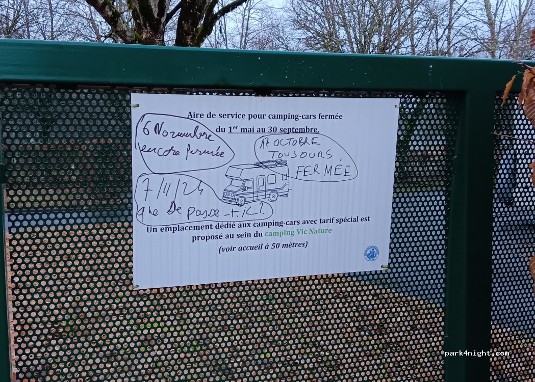 (15800) Vic-sur-Cère - Avenue des Tilleuls — foto 3