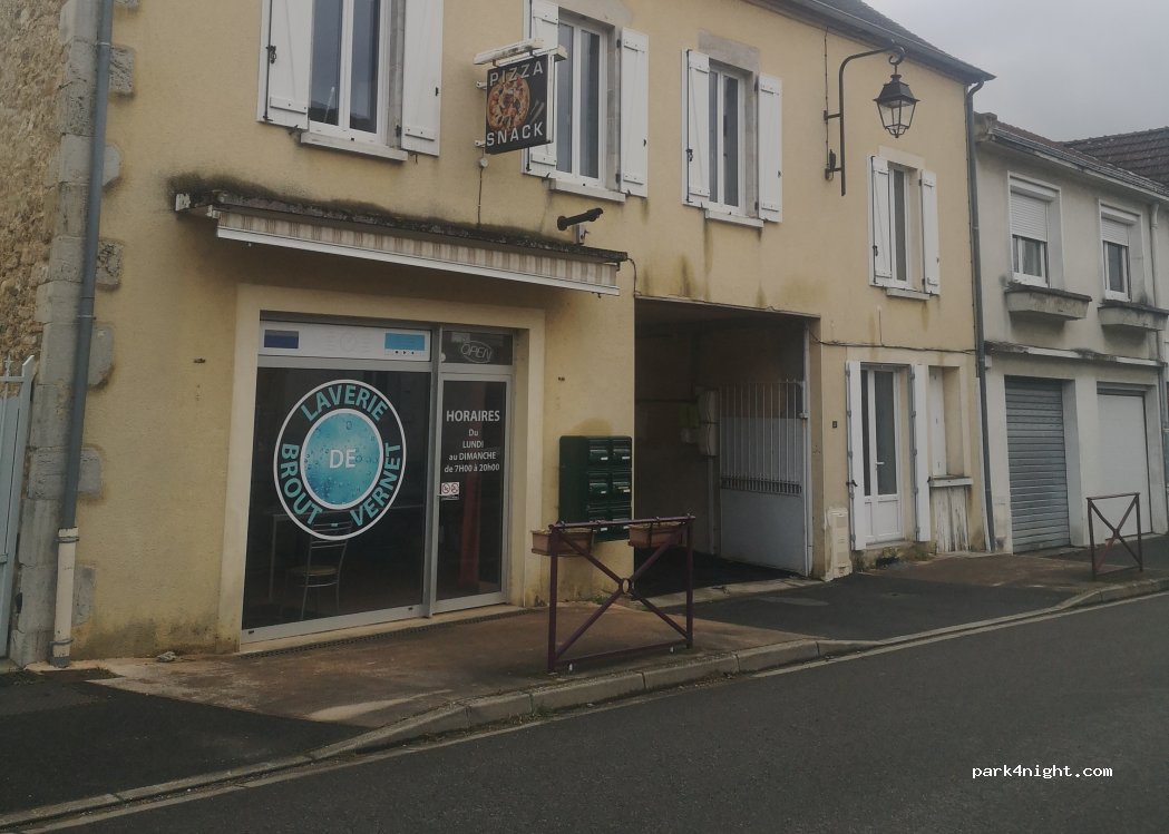 (03110) Broût-Vernet - 30 Rue Grande Rue — foto
