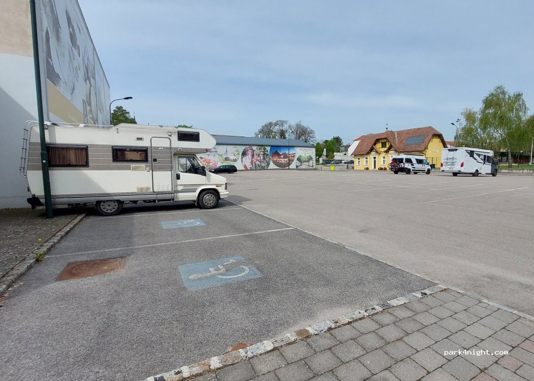 (2170) Poysdorf - 7 Kolpingstraße — foto