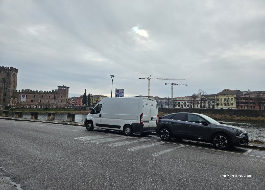 (37126) Verona - 1 Lungadige Cangrande — foto