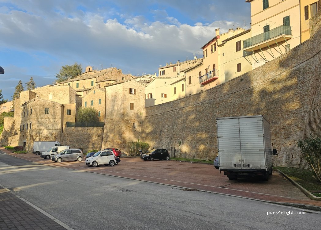 (60030) Serra De' Conti - 17 Via Leone Amici — foto