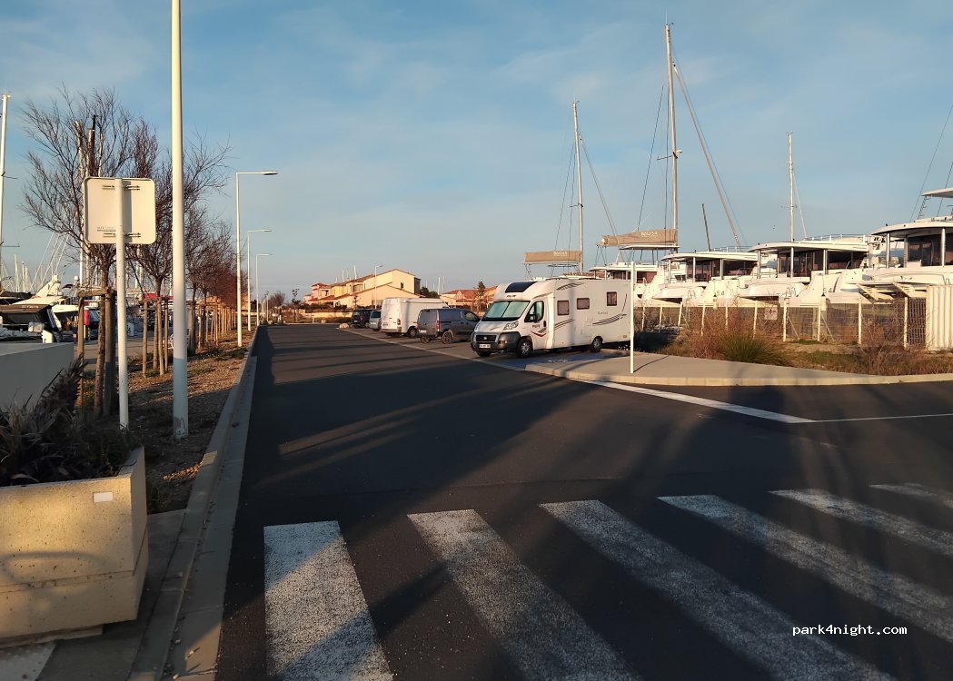 (11370) Leucate - Rue de l'Avant-Port — foto